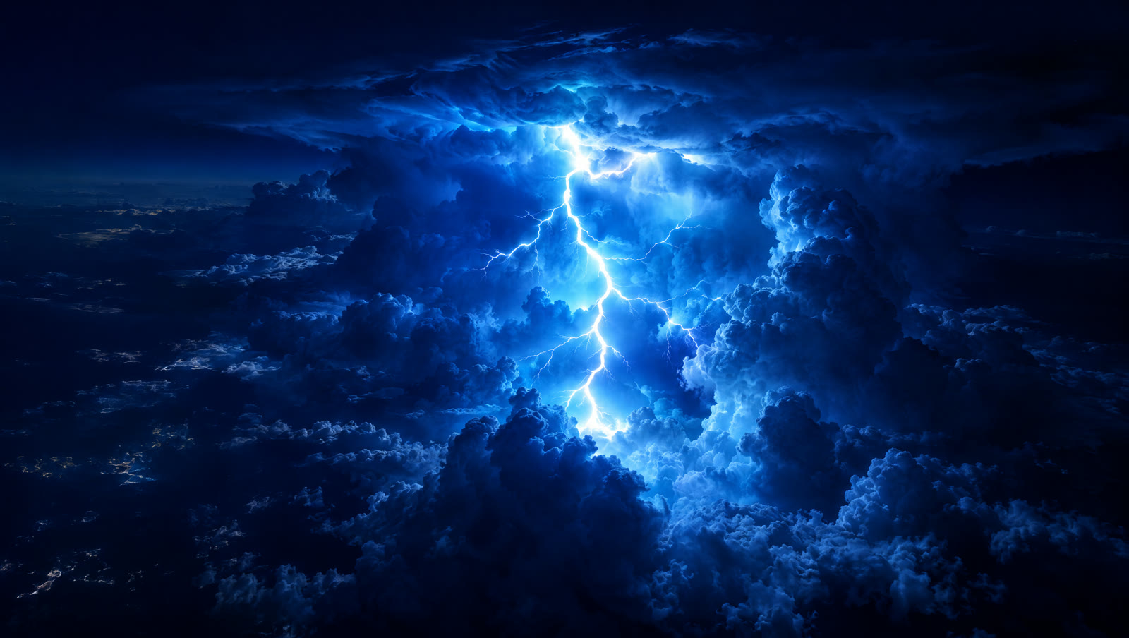 Um raio azul ramificado dentro de uma nuvem de tempestade, visto de cima